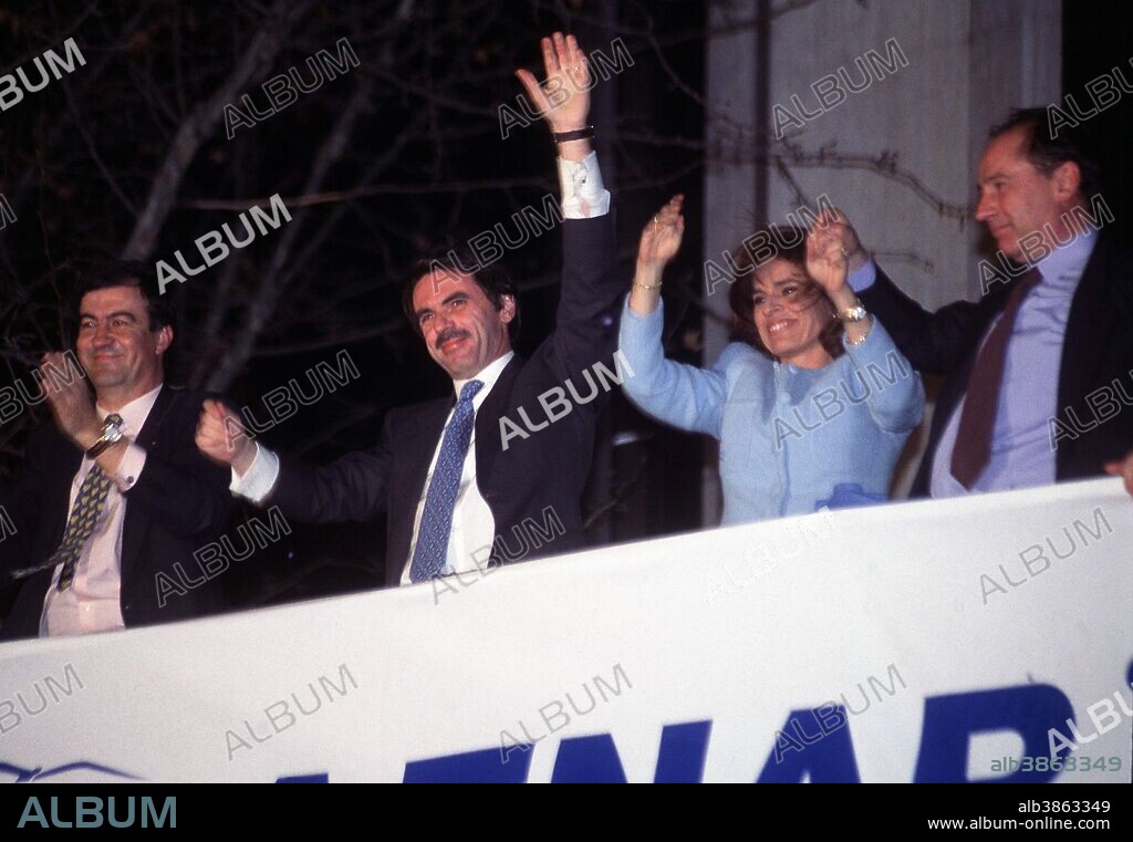 EL PRESIDENTE JOSE MARIA AZNAR CON SU MUJER ANA BOTELLA JUNTO A FRANCISCO ALVAREZ CASCOS Y RODRIGO RATO DURANTE LA CELEBRACION POR LA VICTORIA EN LA ELECCIONES 1996 DEL "PARTIDO POPULAR". 03/03/1996. MADRID.