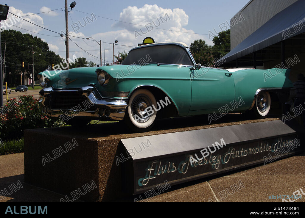 COCHE de la marca CADILLAC que perteneció al cantante de rock ELVIS PRESLEY (1935-1977). GRACELAND. MEMPHIS. Estado de Tennessee. Estados Unidos.