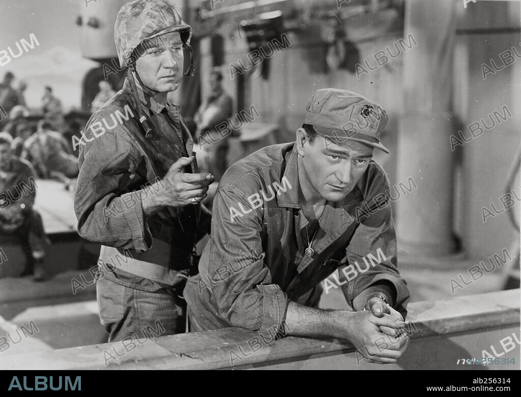 FORREST TUCKER y JOHN WAYNE en ARENAS SANGRIENTAS, 1949 (SANDS OF IWO JIMA), dirigida por ALLAN DWAN. Copyright REPUBLIC PICTURES.
