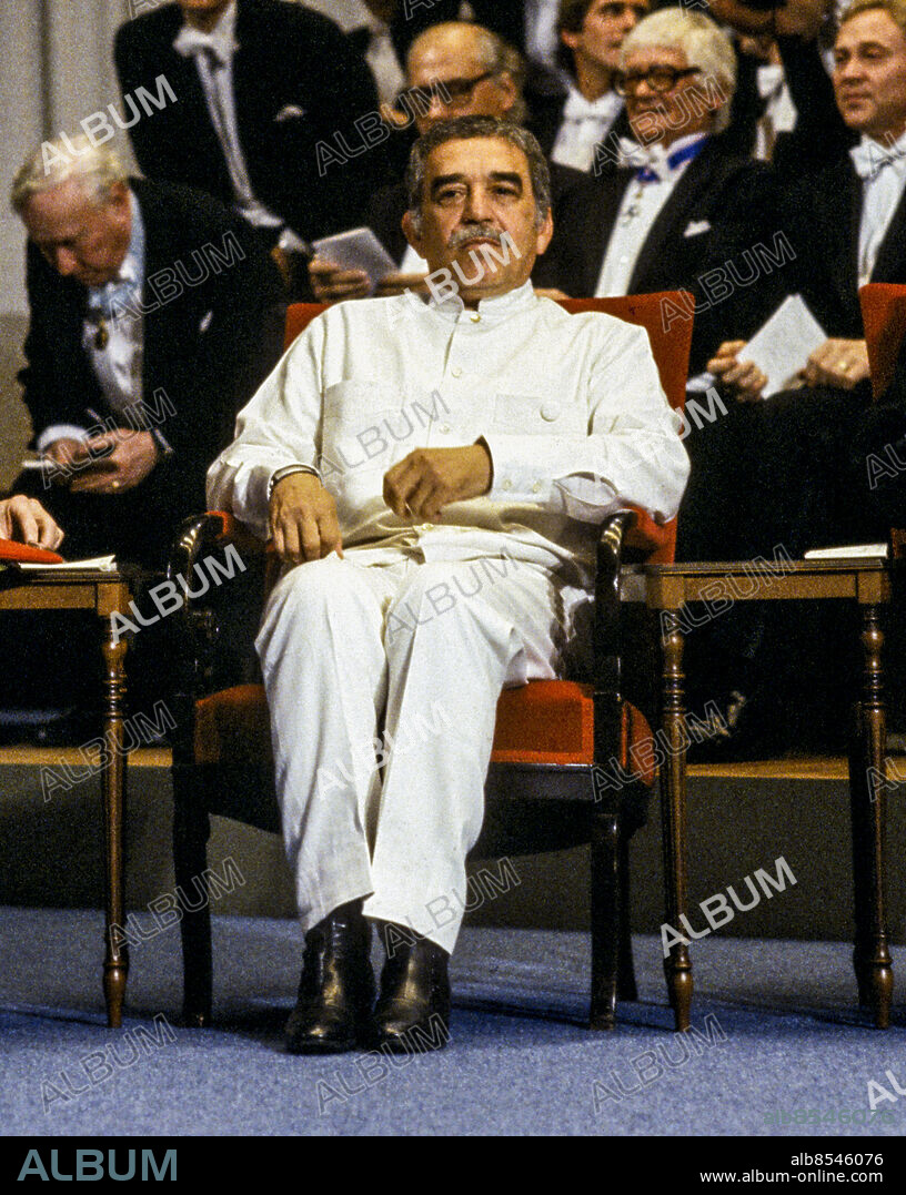 STOCKHOLM 1982-12-10. Den colombianske författaren Gabriel García Márquez sitter på podiet och väntar på att få ta emot nobelpriset i litteratur vid nobelprisutdelningen i konserthuset i Stockholm 10:e december 1982.. Foto: Bertil Ericson / TT / Kod: 1002.