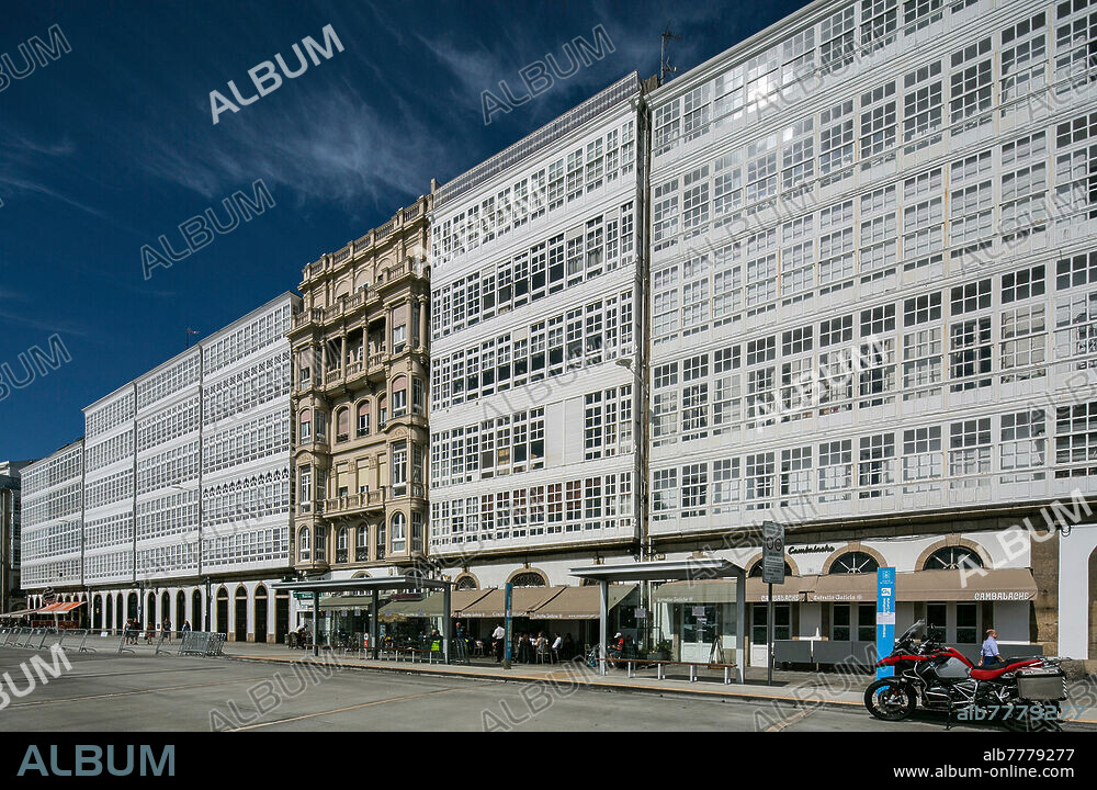 Spanien A Coruna Galicien 0888 Altstadt Avenida de Montoto Häuser des 19-20 Jh Fassaden vollständig mit Glasveranden versehen.