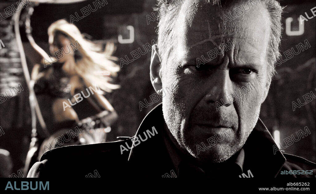 BRUCE WILLIS y JESSICA ALBA en SIN CITY: CIUDAD DEL PECADO, 2005 (SIN CITY), dirigida por FRANK MILLER y ROBERT RODRIGUEZ. Copyright DIMENSION FILMS.