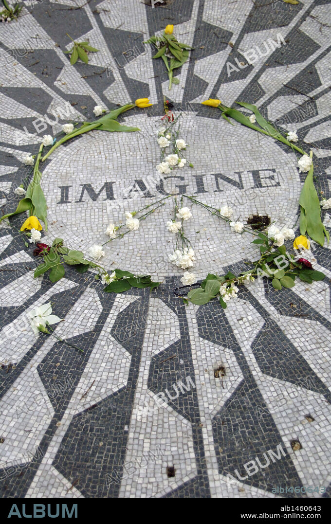 JOHN LENNON (Liverpool, 1940-Nueva York, 1980). Cantante británico, miembro de 'The Beatles'. 'STRAWBERRY FIELDS MEMORIAL', jardín dedicado a la memoria del cantante. CENTRAL PARK. NUEVA YORK. Estados Unidos.