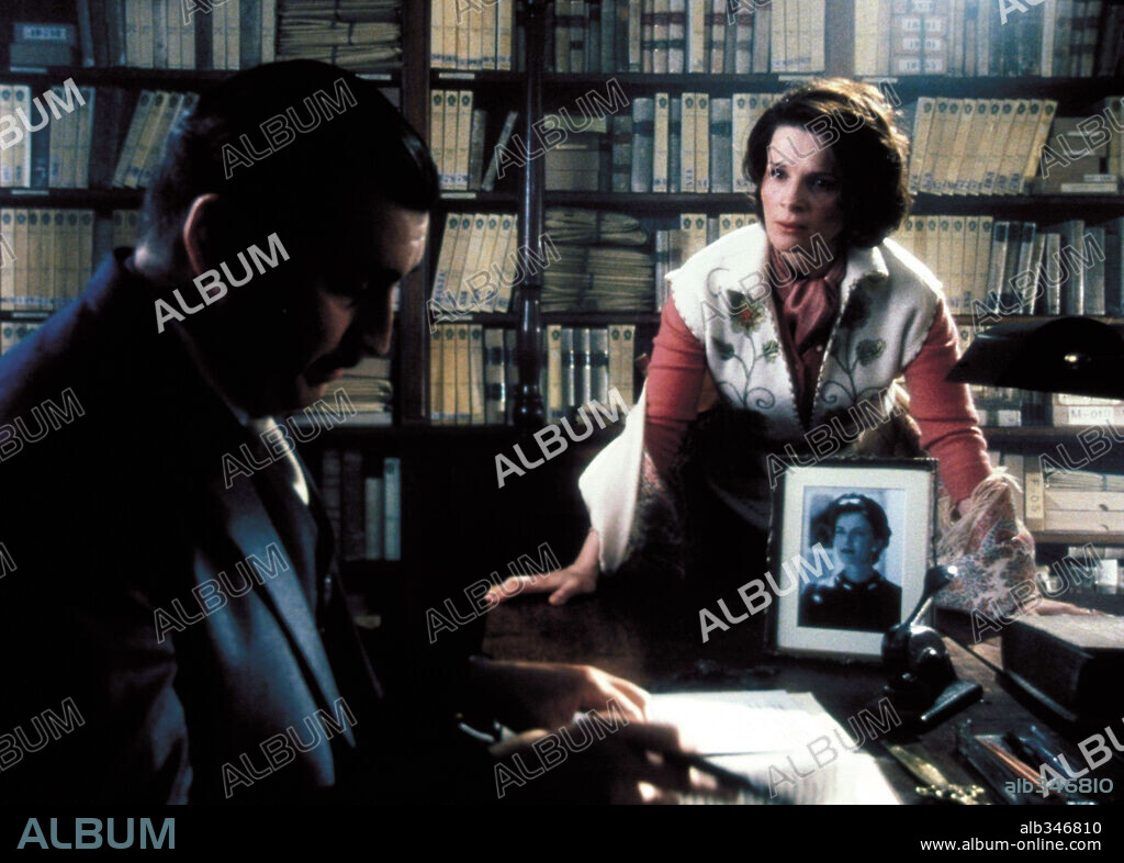 ALFRED MOLINA and JULIETTE BINOCHE in CHOCOLAT, 2000, directed by LASSE HALLSTROM. Copyright MIRAMAX FILMS / APPLEBY, DAVID.