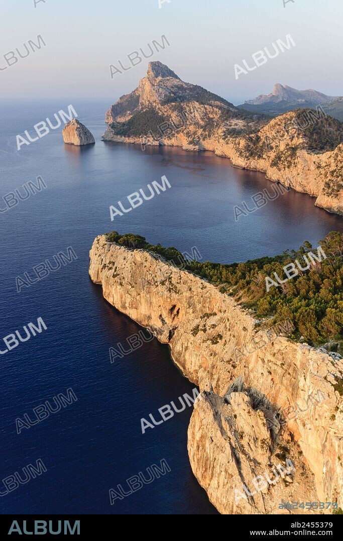 punta de La Nau y islote de Es Colomer,peninsula de Formentor, Pollença, Parque natural de la Sierra de Tramuntana, Mallorca,Islas Baleares, Spain.
