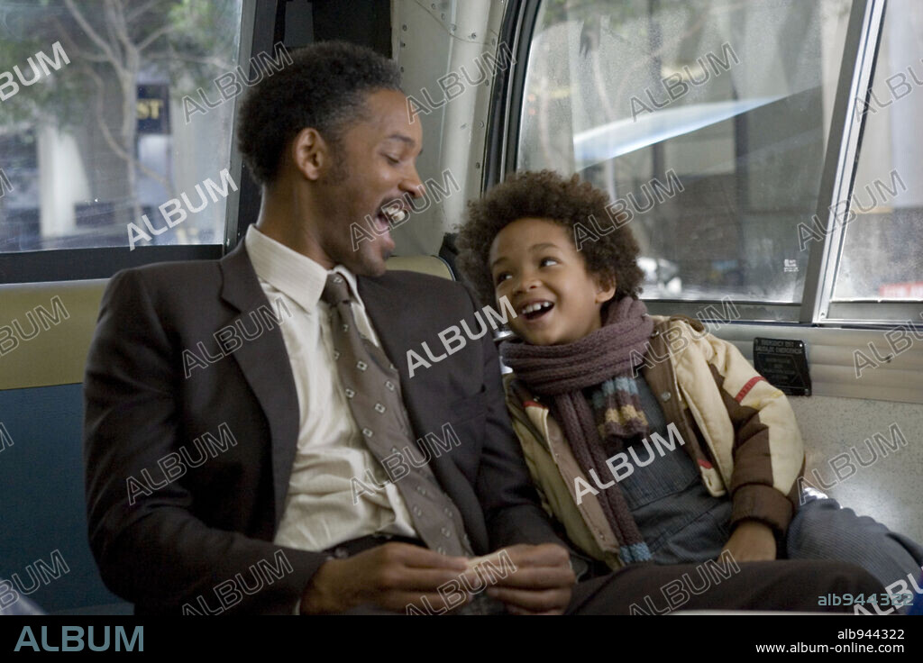 JADEN SMITH y WILL SMITH en EN BUSCA DE LA FELICIDAD, 2006 (THE PURSUIT OF HAPPYNESS), dirigida por GABRIELE MUCCINO. Copyright OVERBOOK ENTERTAINMENT/ESCAPE ARTISTS/COLUMBIA PICTURES CORP / ROSENTHAL, ZADE.