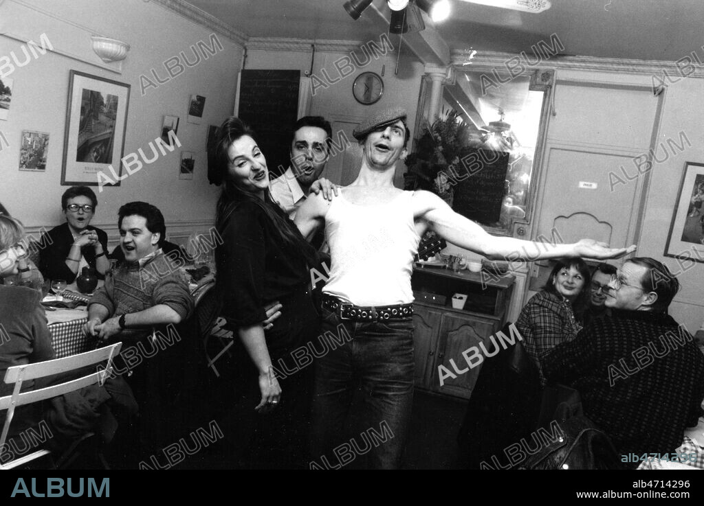 Mado et les Bebeberts, tour de chant dans le bar le Vieux Belleville dans le XXeme a Paris, vers 1995. Photo Francis CAMPIGLIA/Kharbine Tapabor.