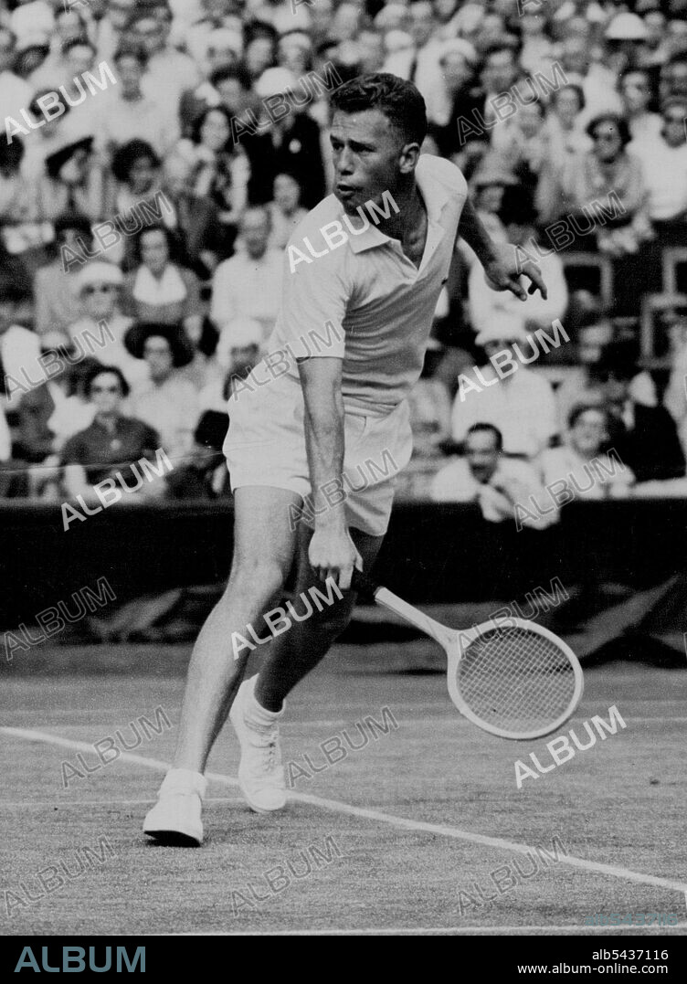 Worthington Loses To Seixas : New Zealand's George Worthington in play against the American, Vic Seixas, on the Centre Court in the men's singles of the Wimbledon, London. Tennis Championships to-day (Saturday). Sexias won 10- 8: 7-5: 6-3. June 27, 1953. (Photo by Reuterphoto).