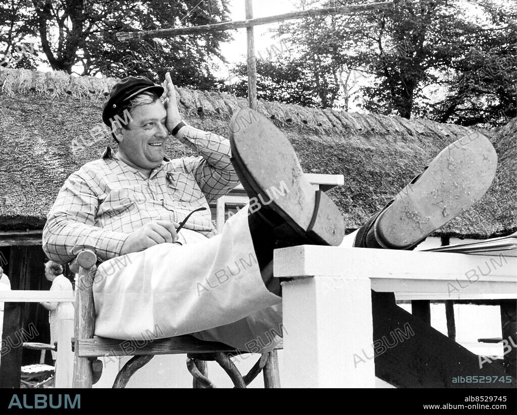 Lasse Holmqvist pausar under inspelningen av TV-prorammet Bialitt på Kulturens Östarp 1969. Holmqvist Lars Lasse redaktör TV . TV Program Bialitt 1969. (c) Rolf Olsson / Sydsvenskan / IBL.