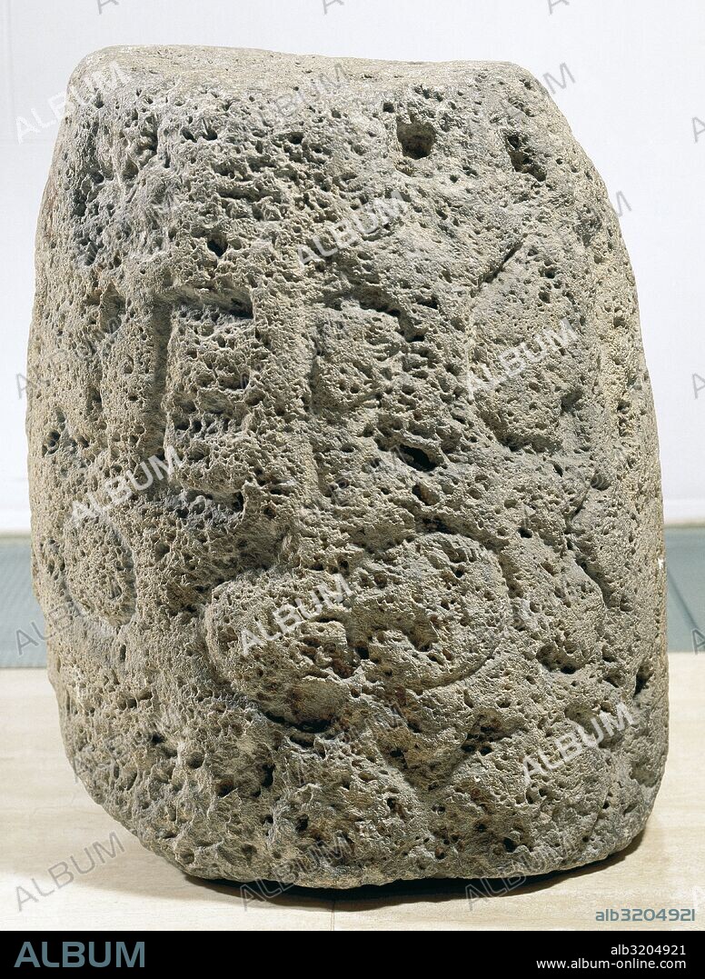MILIARIO ROMANO. Detalle de la parte superior. La inscripción indica la milla XXI de la vía construida por el procónsul Nani Sergi (finales del siglo II d. C.). Procedente de Can Vendrell (Santa Eulàlia de Ronçana). Comarca del Vallès Oriental. Provincia de Barcelona. Cataluña. Museu d'Arqueologia de Catalunya. Barcelona.