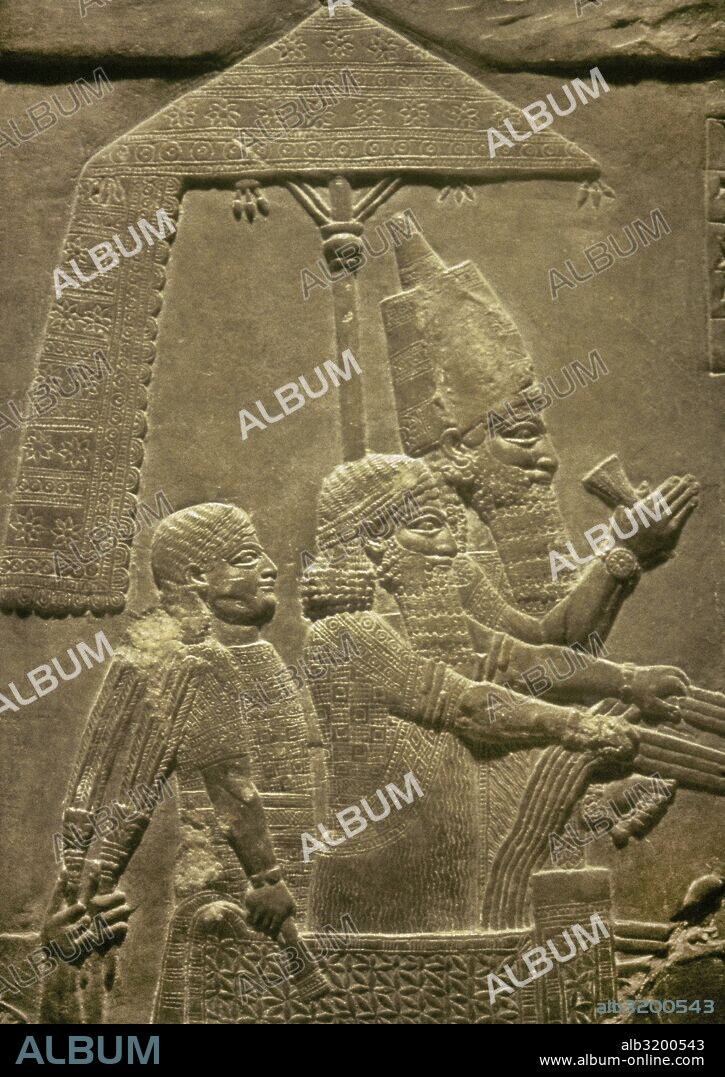 ARTE ASIRIO. ASURBANIPAL EN SU CARRO. Relieve de ASSURBANIPAL (668-631 a. C.). Detalle de Asurbanipal con sus súbditos en su carro. Procede del Palacio de Asurbanipal. Nínive. Museo del Louvre. París. Francia.