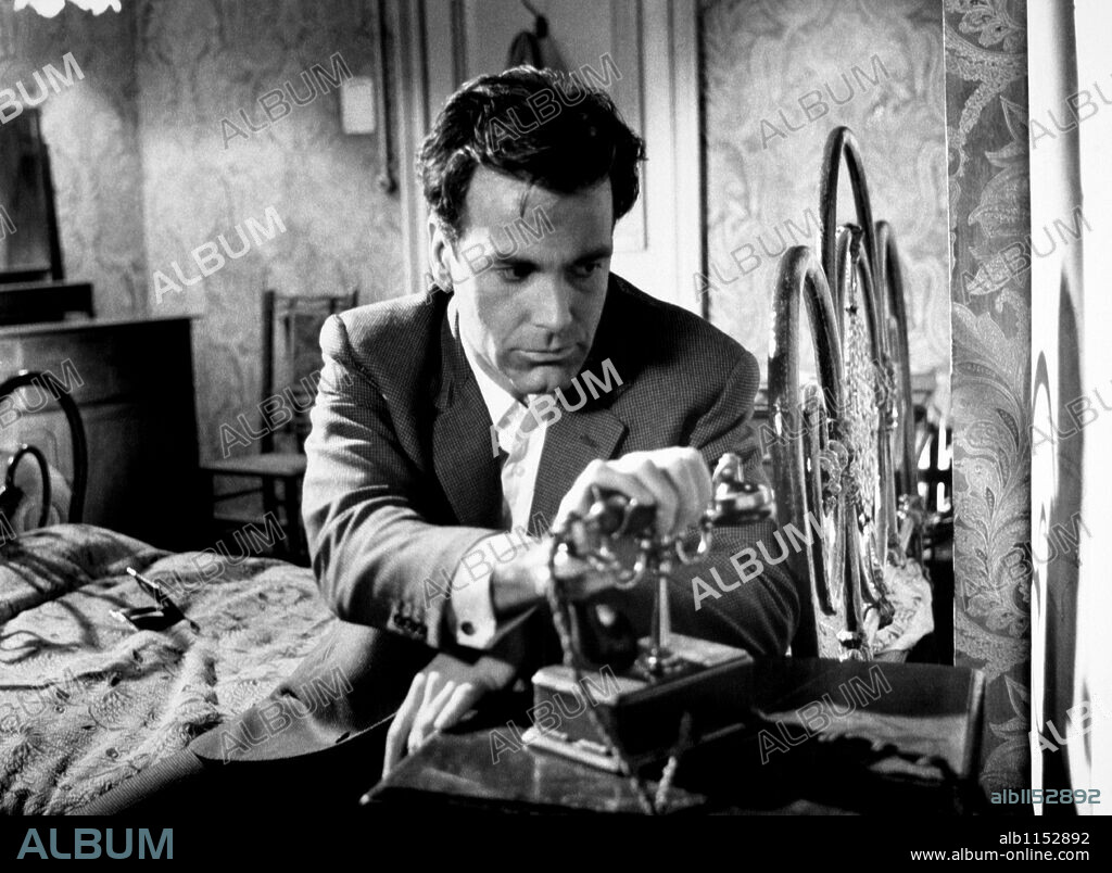 MAXIMILIAN SCHELL en UNA LLAMADA A LAS DOCE, 1965 (RETURN FROM THE ASHES), dirigida por J. LEE THOMPSON. Copyright UNITED ARTISTS.