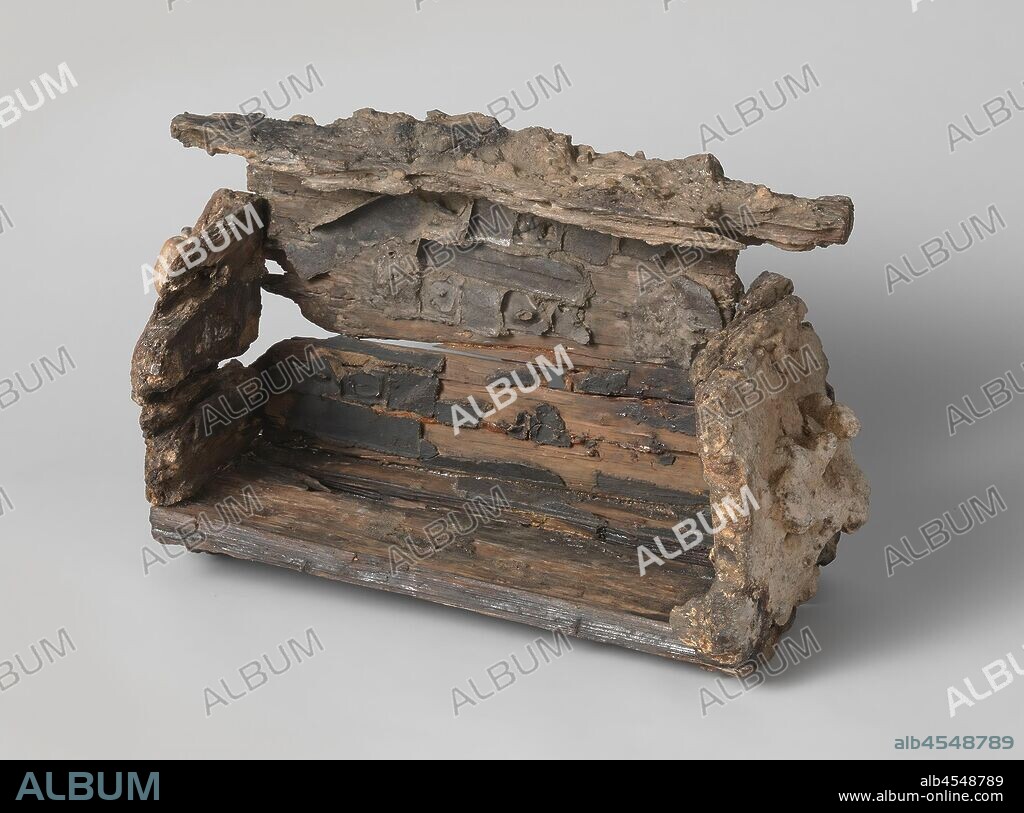 Wooden box for silver bars from the wreck of the East-India dealer Slot ter Hooghe, Madeira, Slot ter Hooghe ( schip), Dutch East India Company, anonymous, c. 1650 - before 1724, wood (plant material), h 37 cm × w 64 cm × d 27 cm.