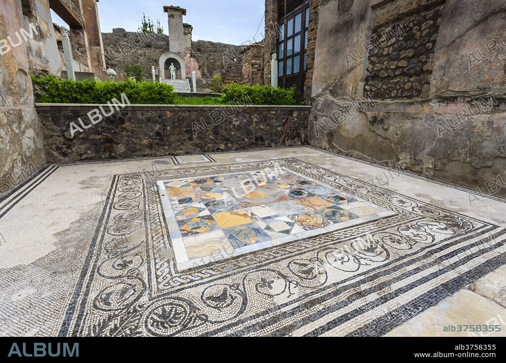 Mosaic, House of Marcus Lucretius in Via Stabiana, Roman Pompeii, UNESCO World Heritage Site, near Naples, Campania, Italy, Europe.