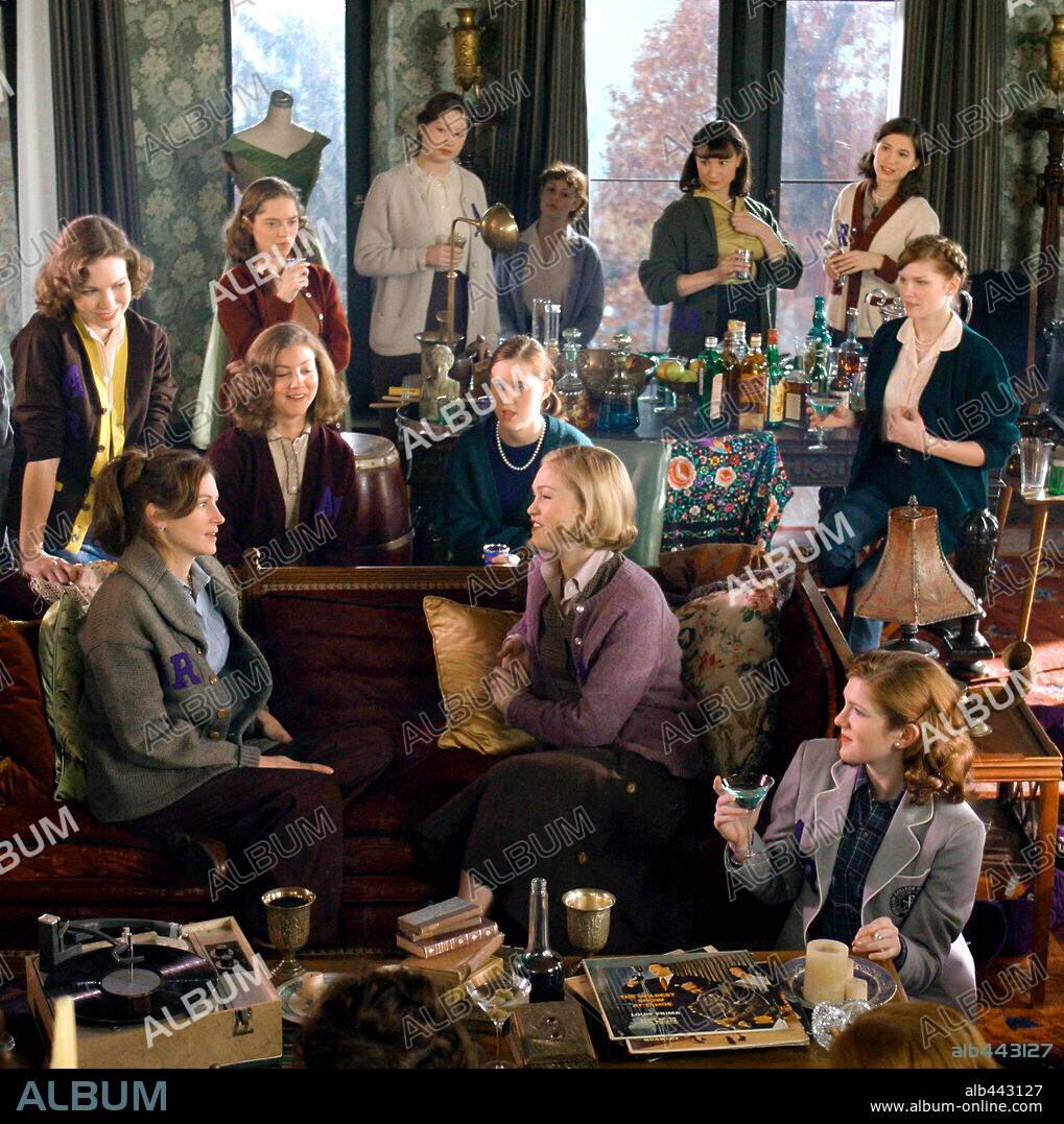 JULIA ROBERTS, JULIA STILES and KIRSTEN DUNST in MONA LISA SMILE, 2003, directed by MIKE NEWELL. Copyright REVOLUTION SRUDIOS AND COLUMBIA PICTURES INC. / MARSHAK, BOB.