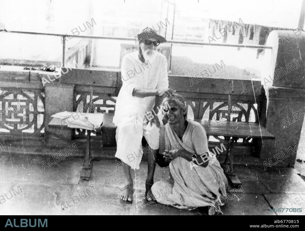 Vinoba Bhave with a visitor in front of his room at Brahma Vidya Mandir, Paunar, 1982.