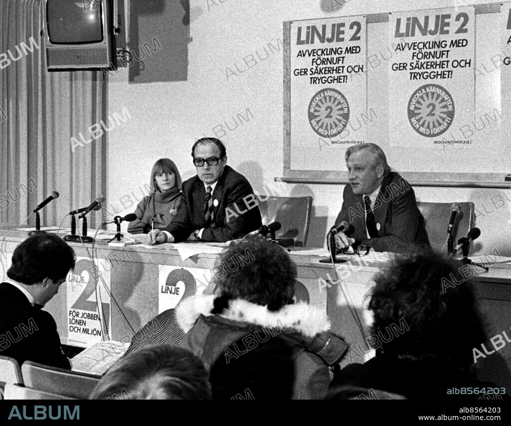 STOCKHOLM ARKIV 1980-02-13. Linje 2:s förespråkare bostadsminister Birgit Friggebo (t.v.), Hans Blix (mitten) kampanjgeneral och Rune Molin (t.h.) meddelar Linje 2:s avvecklingsplan av kärnkraften vid en presskonferens i Stockholm 13:e februari 1980 inför folkomröstningen om kärnkraftens framtid i Sverige.. Foto: Bertil Ericson / TT / Kod: 1002.