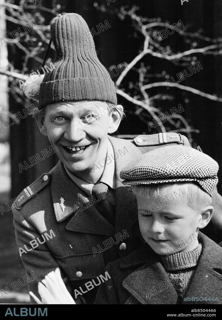 Stockholm 1959-04-26. George Adelly med sonen Björn roade med bl.a. Ola i Skola på Skansen till förmån för Folke Bernadotte-aktionen. Foto: Sten Karsbrink / SvD / TT / kod 12014.