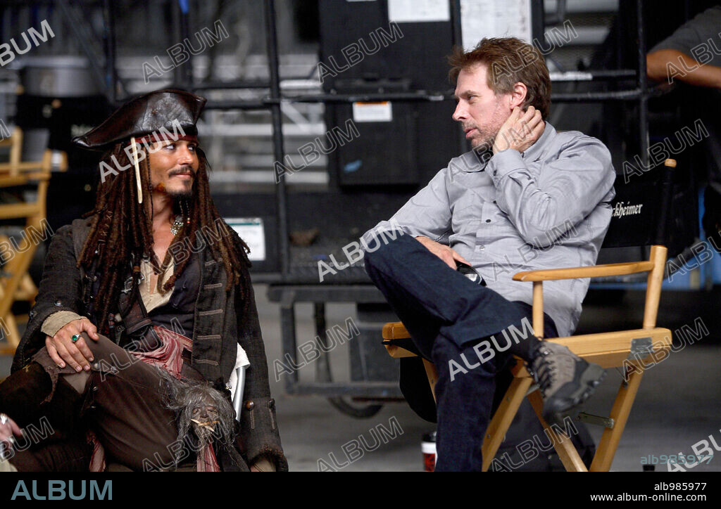 JERRY BRUCKHEIMER and JOHNNY DEPP in PIRATES OF THE CARIBBEAN: AT WORLDS END, 2007, directed by GORE VERBINSKI. Copyright WALT DISNEY PICTURES / MOUNTAIN, PETER.