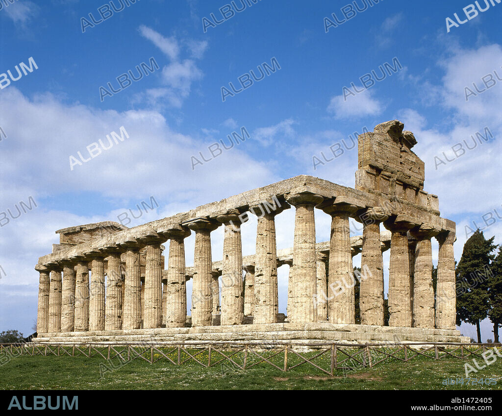 ARTE GRIEGO. MAGNA GRECIA. TEMPLO DE ATENEA, antes mal conocido como templo de Ceres. Fue construido a finales del s. VI a. C. De estilo dórico, tiene unas dimensiones de 32,88 x 14,54 metros. Vista lateral del templo. PAESTUM (antigua ciudad griega de Poseidonia o Posidonia). Provincia de Salerno. Campania. Sur de Italia. Europa.