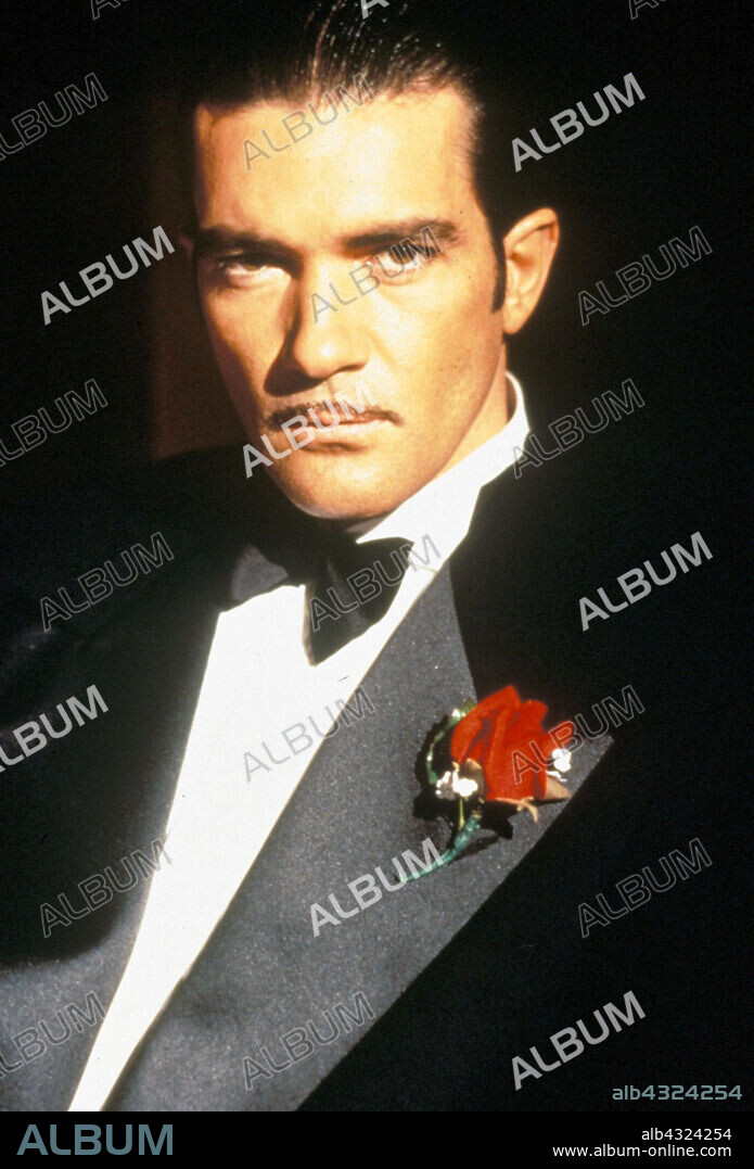 ANTONIO BANDERAS en FOUR ROOMS, 1995, dirigida por ALEXANDRE ROCKWELL, ALLISON ANDERS, QUENTIN TARANTINO y ROBERT RODRIGUEZ. Copyright MIRAMAX.