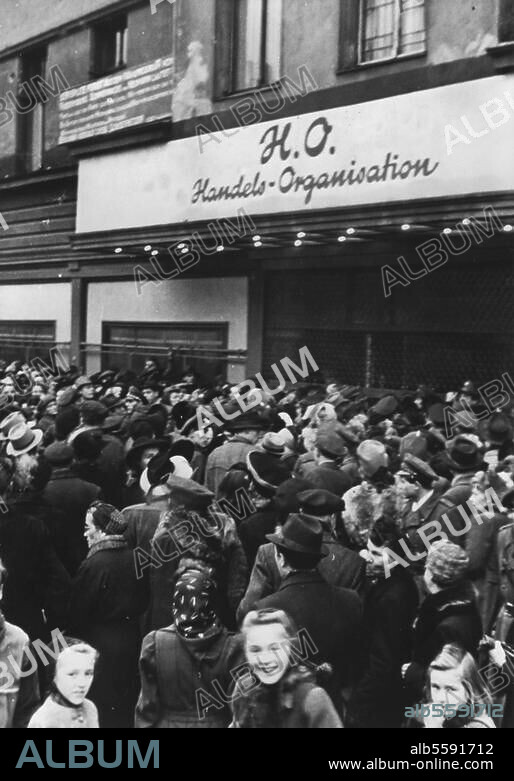 Geschichte / Deutschland:. Sowjetische Besatzungszone. Andrang vor einem HO-Laden in Ostberlin (Eröffnung des ersten HO-Ladens in der Frankfurter Allee im Bezirk Friedrichshain). Foto, November 1948 (Johann Willa).