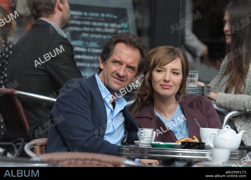 LOUISE BOURGOIN y STEPHANE DE GROODT en CARIÑO, YO SOY TÚ, 2017 (L' UN DANS L'AUTRE), dirigida por BRUNO CHICHE. Copyright Vendôme Production.