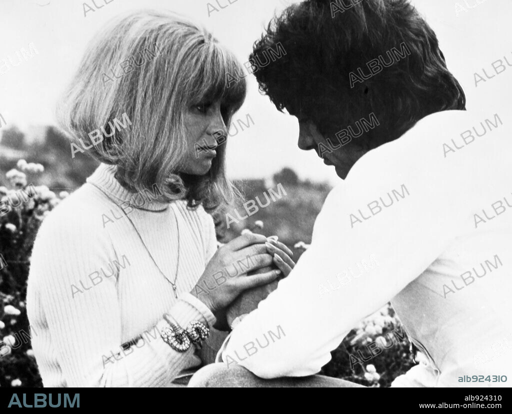 JULIE CHRISTIE and WARREN BEATTY in SHAMPOO, 1975, directed by HAL ASHBY. Copyright COLUMBIA PICTURES.