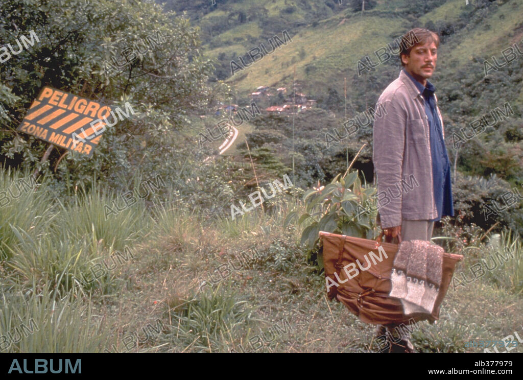JAVIER BARDEM en PASOS DE BAILE, 2002 (THE DANCER UPSTAIRS), dirigida por JOHN MALKOVICH. Copyright 20TH CENTURY FOX.
