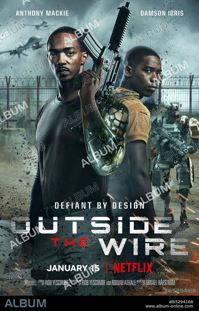 ANTHONY MACKIE y DAMSON IDRIS en A DESCUBIERTO, 2021 (OUTSIDE THE WIRE), dirigida por MIKAEL HAFSTROM. Copyright NETFLIX.
