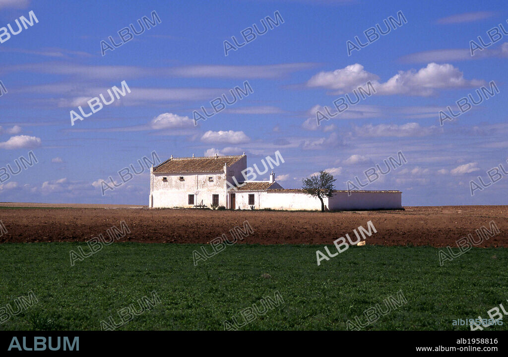 Cortijo manchego en las cercanías de Villacañas. Provincia de Toledo. Castilla-La Mancha. España.