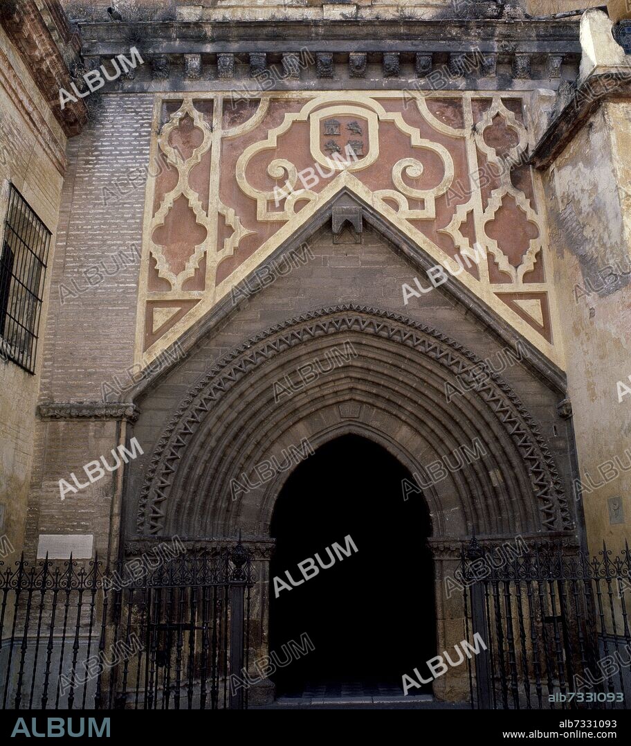 PORTADA LATERAL DE LA IGLESIA DE SANTA ANA DE TRIANA REALIZADA EN EL SIGLO XIV CON REFORMAS POSTERIORES.