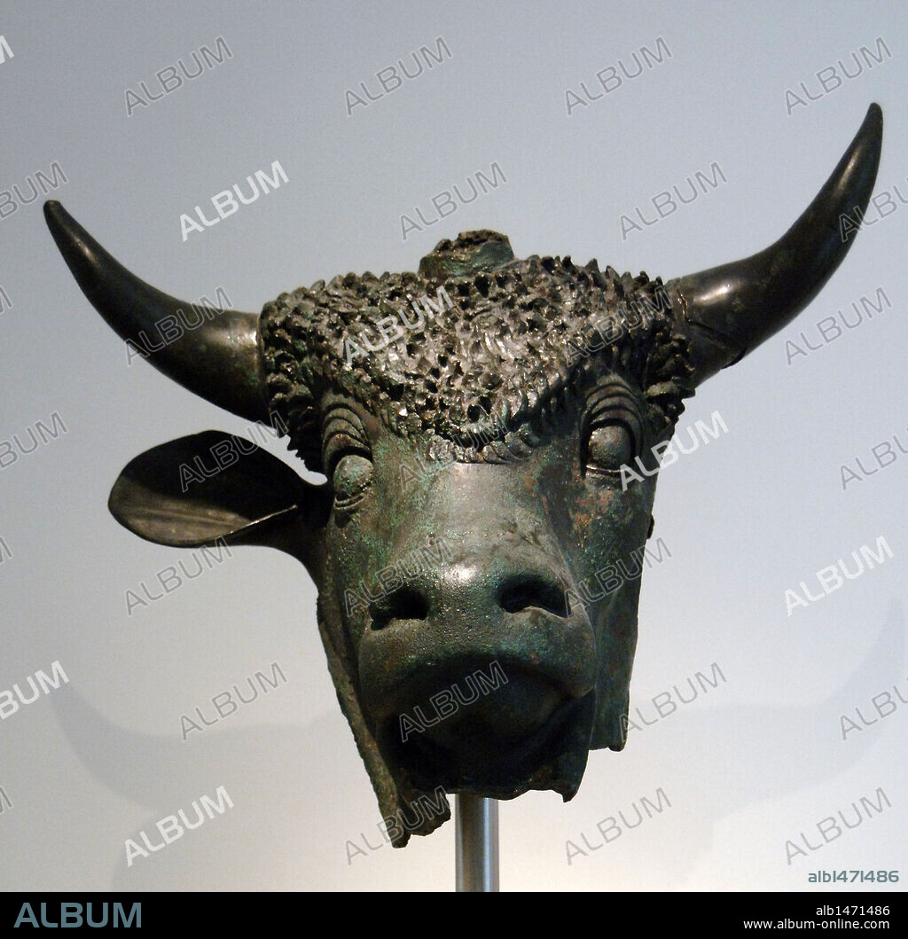 ARTE ROMANO. CABEZA DE UN TORO SAGRADO. Bronce. S. I. Formaba parte de un grupo escultórico monumental hallado en Octodure (actual Martigny, Suiza). Museo Metropolitano de Arte. Nueva York. Estados Unidos.