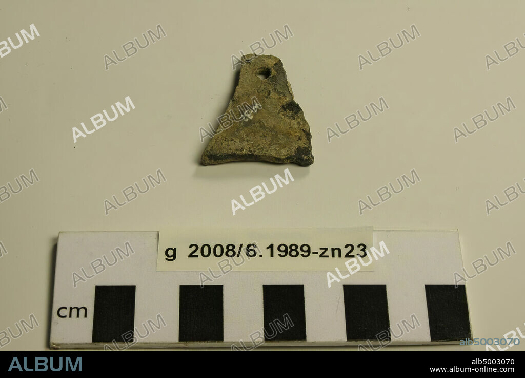Almost triangular ship plate of lead with nail hole, ship plate, metal, lead, 3.5 x 3 x 0.5 cm, roman 15-30 AD, Netherlands, North Holland, Velsen, Velsen, Velsen I.