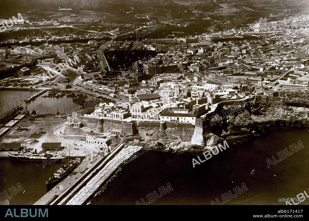 FOTOGRAFIA-MELILLA:VISTA PARCIAL AEREA-CIUDAD ANTIGUA,MURALLAS Y PUERTO.