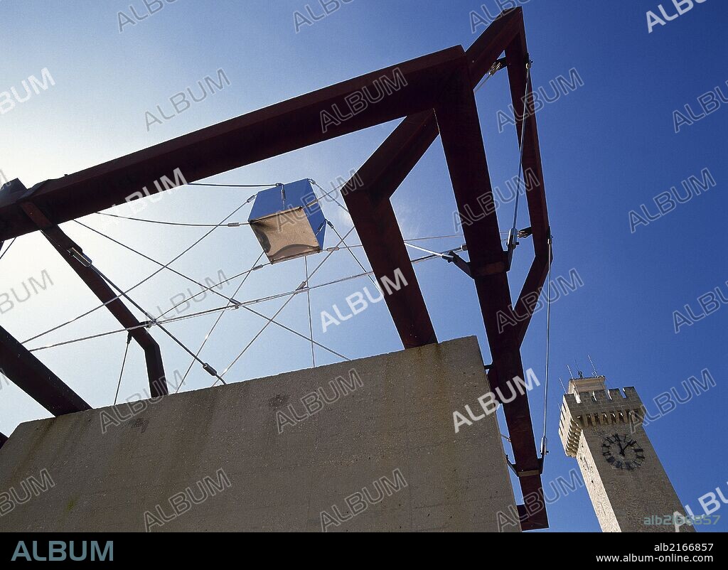 CASTILLA-LA MANCHA. CUENCA. Detalle del MONUMENTO A LA CONSTITUCION, obra de Gustavo TORNER, junto a la TORRE DE MANGANA. España.
