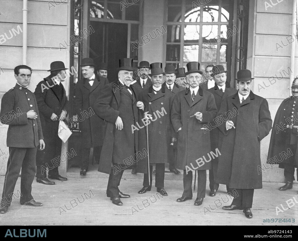 13 enero 1917. Del homenaje al Sr. Dato. El ex presidente del consejo don Eduardo Dato (1) con los ex Ministros Señores Sánchez Guerra (2), Sánchez Toca (3), Marqués de Lema (4) y Otras Personalidades del partido conservador al salir del banquete con que ayer Fue agasajado.