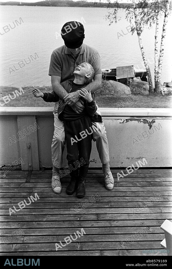TRANÅS 1962-08-31. Lennart Hyland, tidningsman, radio- och TV-journalist, med yngste sonen Fredrik på sommarstället utanför Tranås. Foto: Jarl Ekenryd / RiR / SVT / Kod: 5600 Reportage publ. i RiR 39/62 sid. 16-17, 68 inför TV-programmet Hylands hörna. RiR 16480 sv/v neg persons: FREDRIK HYLAND;LENNART HYLAND sites: SMÅLAND;SVERIGE.
