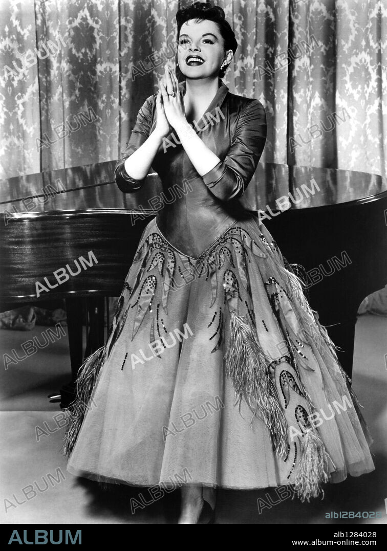 JUDY GARLAND dans UNE ÉTOILE EST NÉE, 1954 (A STAR IS BORN), réalisé par GEORGE CUKOR. Copyright WARNER BROTHERS.