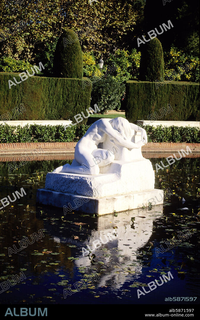 Parque de la Ciutadella / Ciudadela; famosa escultura "El Desconsuelo," (El Desconsol) de J. Llimona (modernismo).