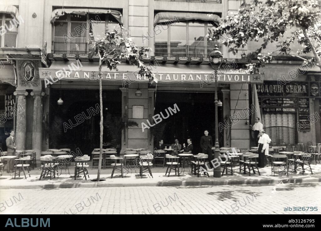 Barcelona. Fachada del Café-Restaurante Tívoli en la calle Caspe. Año 1965.