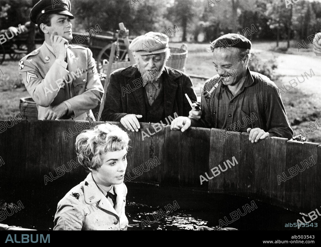 JANET LEIGH, JAY NOVELLO, MARCEL DALIO and TONY CURTIS in THE PERFECT FURLOUGH, 1958, directed by BLAKE EDWARDS. Copyright UNIVERSAL PICTURES.