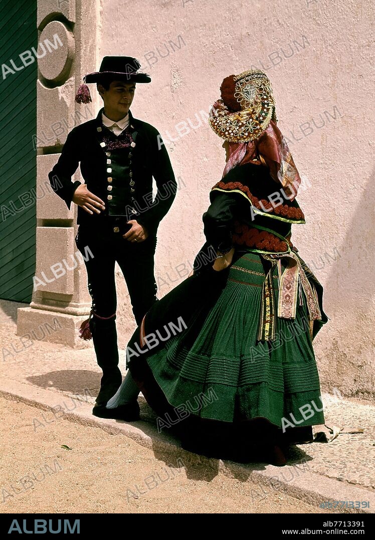 TRAJE REGIONAL PAREJA DE MONTEHERMOSO (CACERES).