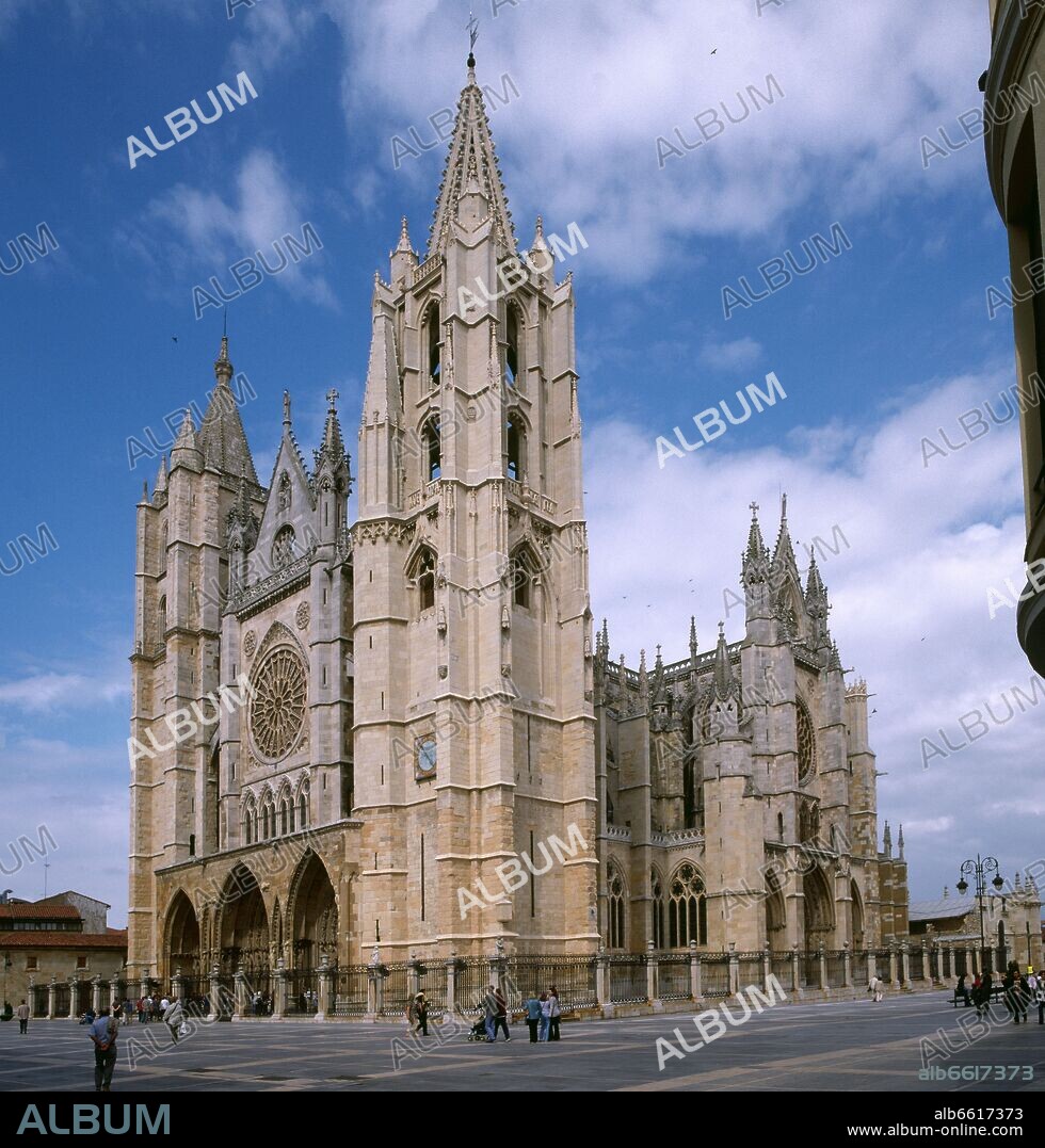 FACHADA PRINCIPAL DE LA CATEDRAL DE LEON INICIADA EN 1255 - GOTICO ESPAÑOL.