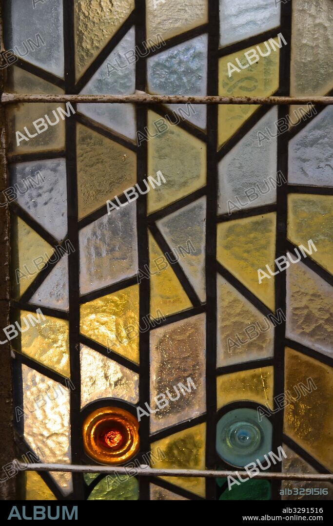 JOSEP PUIG I CADAFALCH. Casa Coll i Regàs, 1898. Claraboya. Detalle del emplomado de la vidriera de colores. Mataró.