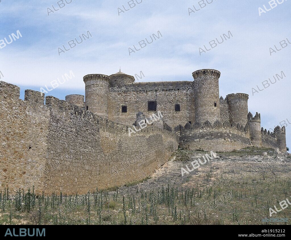 ARTE GOTICO. ESPAÑA. CASTILLO DE BELMONTE. Construido por Juan Pacheco entre 1456 y 1470 sobre otra fortificación de 1324. De estilo gótico de transición al plateresco con mucha influencia mudéjar. Fue restaurado en gran parte por Eugenia de Montijo al usarlo como residencia tras perder el trono de Francia. Provincia de Cuenca. Castilla-La Mancha.