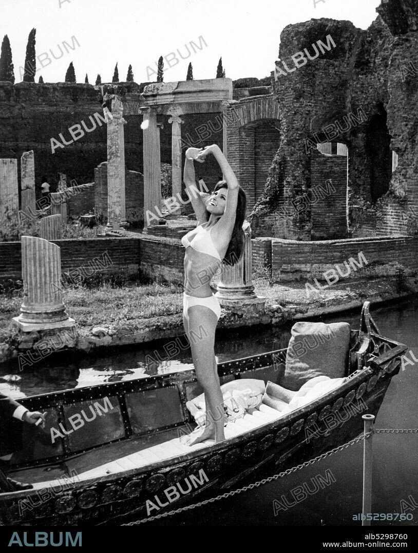 Raquel welch. villa adriana. tivoli. 1966. (Photo by: Marka/Universal Images Group via Getty Images).