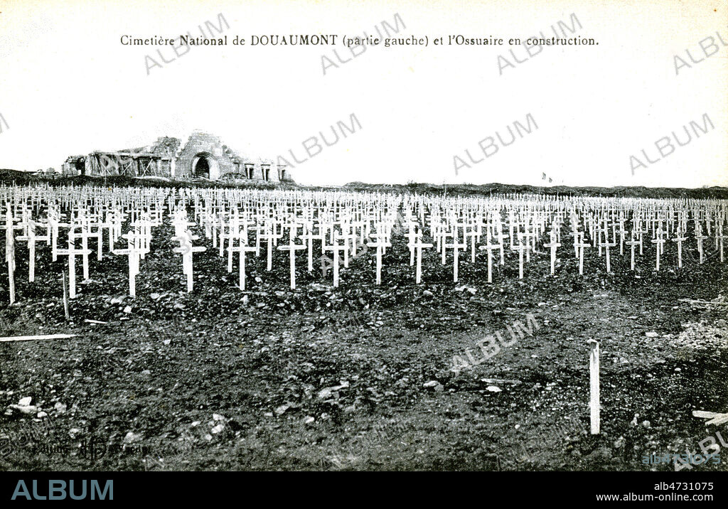 Verdun, 1920 - Cimetiere et ossuaire de Douaumont. L'ossuaire de Douaumont est une necropole nationale situee sur le territoire de la commune de Douaumont. Le monument fut cree apres la bataille de Verdun. Il abrite des tombeaux pour environ 130 000 soldats inconnus. En face de l'ossuaire se trouve un immense cimetiere. Carte postale de la guerre 14-18. Credit : Jean Vigne / KHARBINE-TAPABOR.