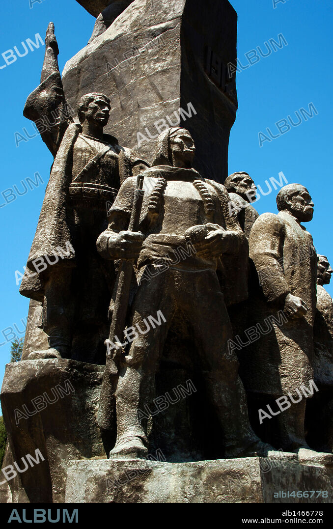 República de Albania. Vlore. Monumento a la Independencia. Conmemora la proclamación de independencia de Albania del Imperio Otomano en Vlora en 1912. Obra del escultor Mumtaz Dhrami (n.1936). Plaza de la Bandera.