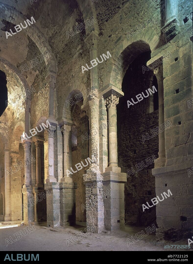 COLUMNAS SUPERPUESTAS EN LA NAVE CENTRAL DE LA IGLESIA DEL MONASTERIO DE SAN PEDRO DE RODAS - SIGLO XI.